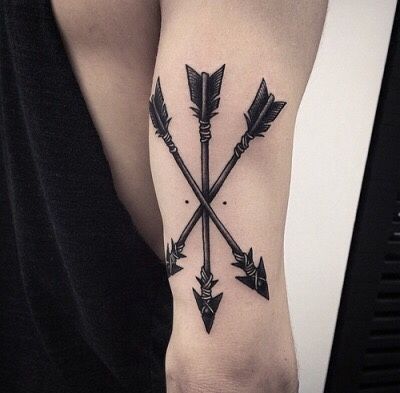 Three arrows tattoo on the arm Three black arrows tattooed on the back of the arm above the elbow Arrow Tattoo Arm, An Arrow Tattoo, Arrows Tattoo, Meaning Of Arrow Tattoo, Tricep Tattoos, Arrow Tattoo Design, Crossed Arrows, Cool Tattoos For Guys, Arrow Tattoo