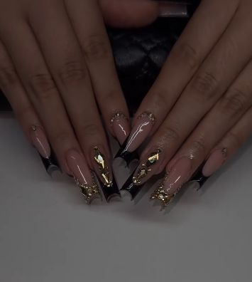 black french tips with gold Gold N Black Nails, Gold With Black Nails, Nail Inspo Black And Gold, Black Nails Gold Accent, Birthday Nails Black And Gold, Black And Gold Acrylic Nail Designs, Black And Gold Toe Nails, Black And Gold French Nails, Black And Gold Square Nails