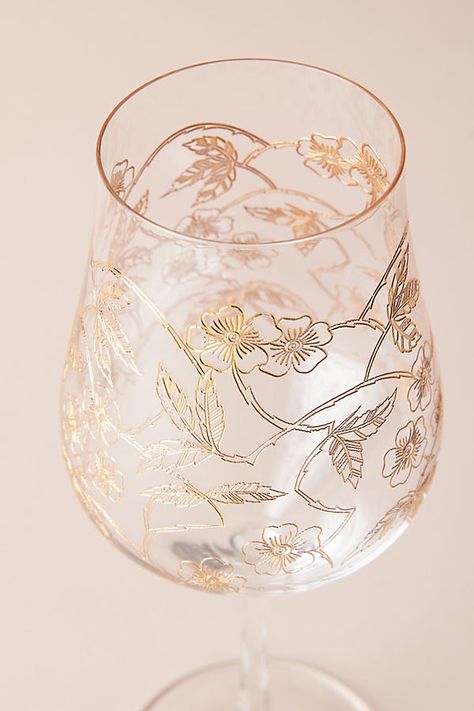 Dancing florals and interlaced vines add ornate visual interest to this elegant glassware. Wine Glasses Anthropologie, Anthropologie Wine Glasses, Pretty Wine Glasses, Wine Glass Wedding Favors, Dish Room, Cute Wine Glasses, Gold Wine Glasses, Elegant Wine Glasses, Dream Environment