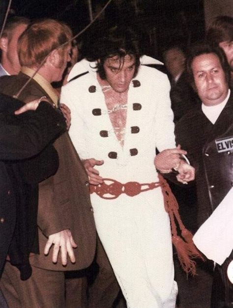 Leaving the stage after his show in San Diego, California on November 15, 1970. Poor guy was so worn out! When he performed he gave it all he had. Memphis Mafia, Elvis Presley Concerts, Elvis Collectors, Elvis Jumpsuits, King Elvis Presley, Elvis In Concert, Elvis Presley Images, Elvis Presley Pictures, Elvis And Priscilla