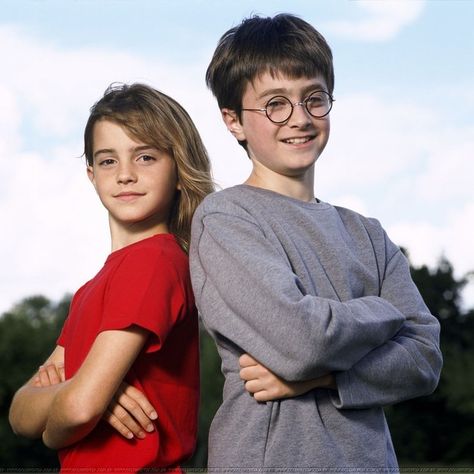 Here’s Baby Emma looking cool, calm, and confident. | Look At These Awkwardly Cute Photos Of The Harry Potter Cast From 2000 Meme Harry Potter, Daniel Radcliffe Emma Watson, Harry Potter Background, Harry And Hermione, Harry Potter Hermione Granger, Buku Harry Potter, Harry Potter Images, Images Harry Potter, Harry Potter Tumblr