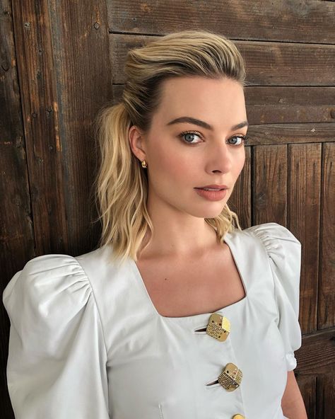 Short hairstyle inspiration   #hair #hairstyle #haircut #hairinspiration #beauty #margotrobbie  photo via @brycescarlett Grown Out Roots, Margot Robbie Hair, Modern Bob, Haircut Inspiration, Short Bob Haircuts, Inspirational Celebrities, Natalie Portman, Margot Robbie, Modern Bohemian