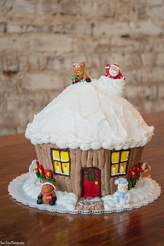 Christmas House (Giant Cupcake) - For all your cake decorating supplies, please visit craftcompany.co.uk Giant House, Cupcake Christmas, Giant Cupcake Cakes, Big Cupcake, Cake Christmas, Christmas Cake Designs, Giant Cupcake, Christmas Cupcake, Cupcakes Decorados