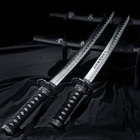 Types Of Swords, Pretty Knives, Uchiha Sasuke, Samurai Art, Cool Swords, Samurai Swords, Catania, Drake, Zombie