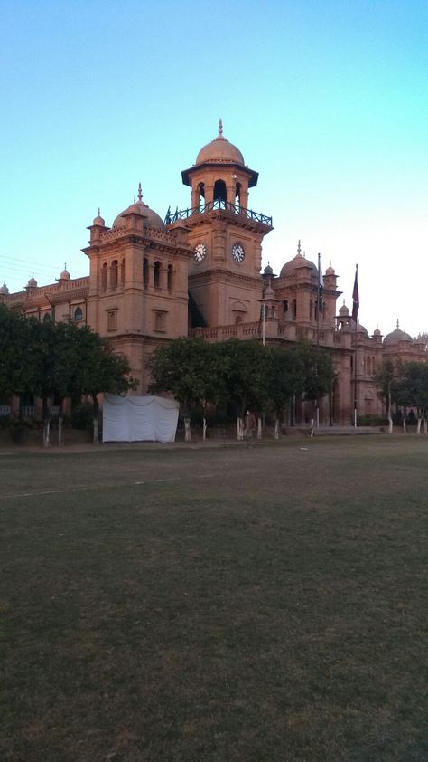 Main Building Islamia College Peshawar Peshawar Aesthetic, Islamia College Peshawar, Snapchat Memories, Peshawar Pakistan, Quick Lunch Recipes, Service Club, Classic Jeeps, Pakistan Travel, Snap Streak