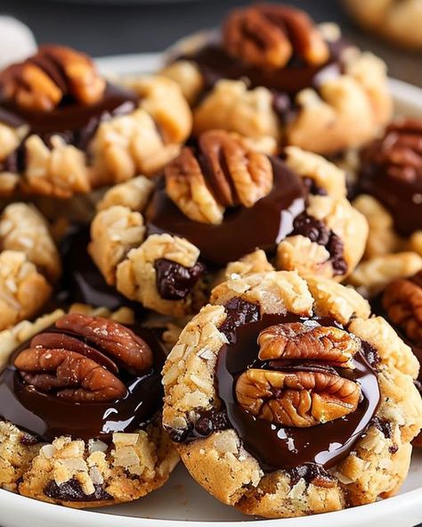 Turtle Cookies Recipe, Turtle Candies, Dream Cookies, Turtles Candy, Pecan Turtles, Turtle Cookies, Gooey Caramel, Crunchy Pecans, Chocolate Pecan