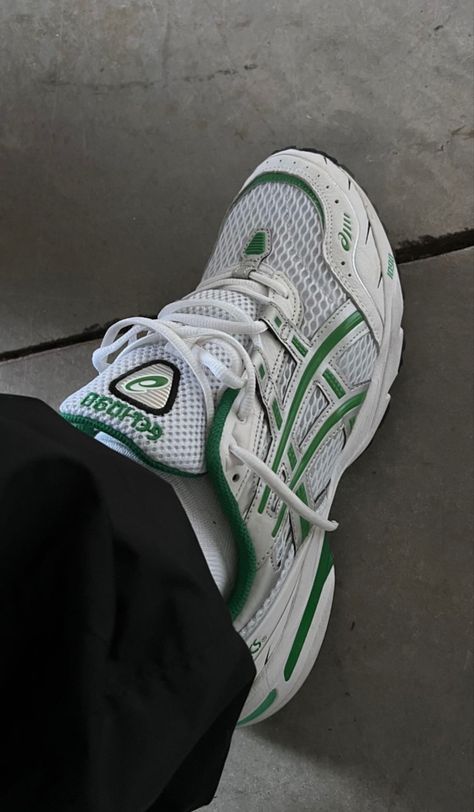 Green Shoes Aesthetic, Shoes Aesthetic, Pretty Shoes Sneakers, Shoes Outfit Fashion, Shoe Wishlist, Dad Shoes, Hype Shoes, Shoe Inspo, Aesthetic Shoes