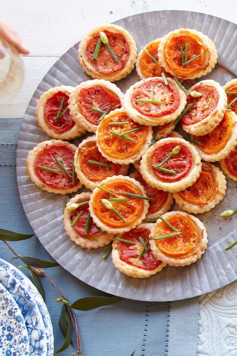 Tomato-Manchego Tartletscountryliving Spring Party Appetizers, Grilled Side, Picknick Snacks, Easter Appetizers Easy, Easy Picnic Food, Summer Picnic Food, Barbecue Side Dishes, Strawberry Salsa, Bbq Side