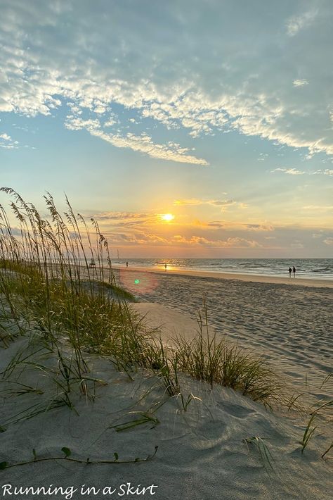 7 Reasons to Love Hilton Head Island South Carolina - 7 things to do on the island for kids, families, and couples. Includes HHI restaurants and the best food. You will love the beach and sunsets on this bucket list gorgeous island vacation in SC. Also includes the best hotels and resorts! / Running in a Skirt #travel #travelblogger #beachtravel #bucketlist #hiltonhead #sctravel #hhi #sc Hilton Head Beach Pictures, South Carolina Things To Do, Johns Island South Carolina, Hilton Head Island South Carolina Aesthetic, Things To Do In South Carolina, Hilton Head Island South Carolina Beach, South Carolina Aesthetic, Pawleys Island South Carolina, Watercolour Painting Ideas