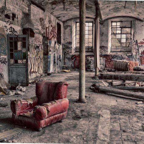 Haunted House Project, Apocalypse Aesthetic, Abandoned Castles, Mysterious Places, Left Alone, Vintage Interiors, Old Buildings, Abandoned Houses, Ghost Towns