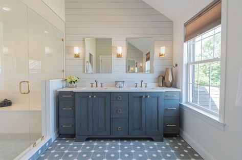 Dark Floor Bathroom, Modern Farmhouse Master Bath, Farmhouse Master Bath, Unique Bathroom Decor, Master Bath Renovation, Black White Bathrooms, Bath Renovation, Bathroom Farmhouse Style, Creative Bathroom