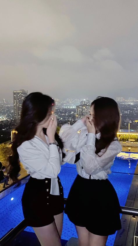 Ullzang 2 Girl, Korean Girl Best Friends, 2 Besties Aesthetic, Foto Best Friend, J-hope Photoshoot, Sister Poses, Friendship Photoshoot, Korean Best Friends, Girl Couple