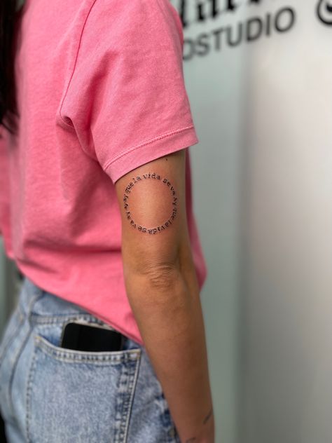 #tattoo #circle #circletattoo #tattooideas #tattooart #tattooartist #tattoodesign #tattoosforwomen #smalltattoo #smalltattooideas #smalltattoosforwomen #tattoomodel #ascetic #ascetictattoo #lettering #letters #letteringtattoo #lettercircle #blackandwhite #blacktattoo #aesthetic #aesthetictumblr #aesthetictattoos Circular Tattoo Placement Ideas, Circle Tattoos Ideas, Word Circle Tattoo, Shoulder Circle Tattoos For Women, Full Circle Tattoo Ideas, Circle Quote Tattoo, Circle Shaped Tattoos, Circle Knee Tattoo, Circle Back Tattoo