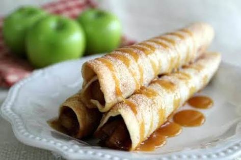 Apple Pie Taquitos, Tortilla Dessert, Cinnamon Swirl Coffee Cake, Apple Pie Recipe Homemade, Mexican Desserts, Caramel Apples Homemade, Taquitos Recipe, Apple Dishes, Flour Tortilla