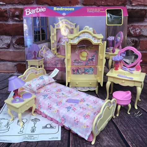 Add candles that are either black or red to the room as well. This will really make your bedroom stand out. Vintage Barbie Playsets, Vintage Barbie Accessories, Barbie Bedroom Decor, Barbie Doll Closet, Barbie Bedroom Set, Barbie Bedroom, Barbie Playsets, Accessoires Barbie, Barbie Doll Set