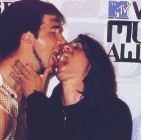 Dave Grohl And Krist Novoselic Kiss, Krist Novoselic And Dave Grohl, Dave And Krist Nirvana, Dave Grohl And Krist Novoselic, Krist Novoselic Funny, Krist Nirvana, Krist Novoselic, Kurt Cobain Photos, Foo Fighters Nirvana