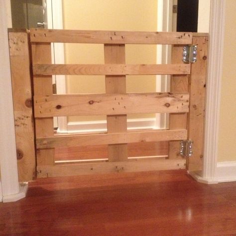 My Pallet Doggie Door.. Small pallet with spring loaded hinges to keep the dog away from rooms with carpet;) spring loaded hinges added so no one forgets to shut the gate.. Rooms With Carpet, Wood Gate Diy, Palet Ideas, Pallet Gate, Diy Dog Gate, Diy Gate, Deck Gate, Fence Planning, Doggie Door