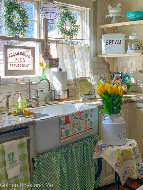 Farmhouse sink in cottage style kitchen with spring decor - www.goldenboysandme.com Cottage Style Kitchen, Cottage Kitchens, Kitchen Farmhouse, Farmhouse Sink Kitchen, Cozy Kitchen, Chic Kitchen, Vintage Kitchen Decor, Cottage Kitchen, Favorite Kitchen