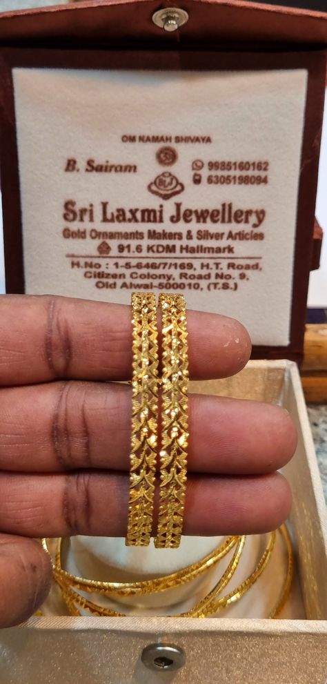 Bangle Designs Latest, Simple Gold Bangles Indian, Gold Bangles Design Latest Indian, Latest Gold Bangles For Women, Simple Gold Bangle, Plain Gold Bangles, Bangles Collection, Gold Necklace Wedding, Gold Bangles Indian