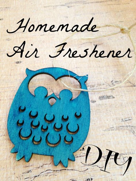 This simple recipe for a DIY Air Freshener is not only stylish but can be used creatively in the car, in drawers, as gift tags, stuffed in backpacks and more! Air Freshener Diy, Toilet Freshener, Air Freshener Recipes, Car Air Freshener Diy, Homemade Air Freshener, Diy Air Freshener, Room Freshener, Teachers Diy, Scented Sachets