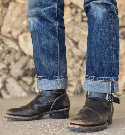 Mens Engineer Boots, Rugged Menswear, Engineer Boots Men, Cyberpunk Clothes, Old Boots, Black Stallion, Engineer Boots, Raw Jeans, Mens Outfit Inspiration