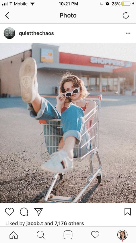 Photo inspo Trolly Photoshoot Ideas, Trolly Photoshoot, Photo Shoot Inspiration Creative, Grocery Cart Photoshoot, Trolley Photoshoot, Creative Photoshoot Ideas, Fun Photoshoot, Fashion Photography Poses, Portrait Photography Poses