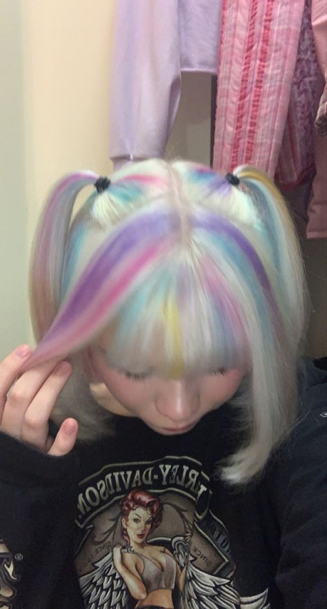 Kawaii Blonde Hair, Pastel Cotton Candy Hair, Pastel Rainbow Blonde Hair, White And Rainbow Hair, Kawaii Hair Dye Ideas, Pastel Goth Hair Colors, Split Dyed Hair Color Ideas, Creative Hair Dye Ideas, Harajuku Hair Color