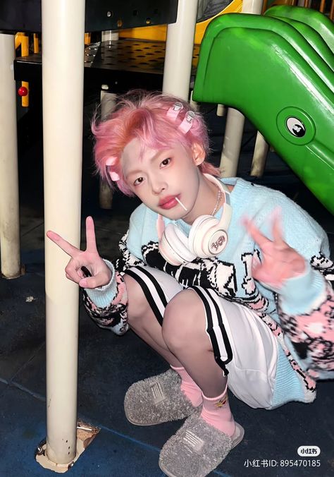 Hyperpop Fashion Men, Decora Fashion Outfits Male, Pastel Boy Outfit, Harajuku Fashion Male, Decora Fashion Outfits, Kawaii Boy Outfits, Harajuku Fashion Men, Queer Clothes, Long Pink Hair