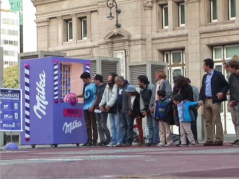 Cow Vending Machine on Behance Guerilla Advertising, Milka Cow, Guerrilla Advertising, Visual Merchandising Fashion, Interactive Kiosk, Interactive Advertising, Milka Chocolate, Happy Show, Photo Zone