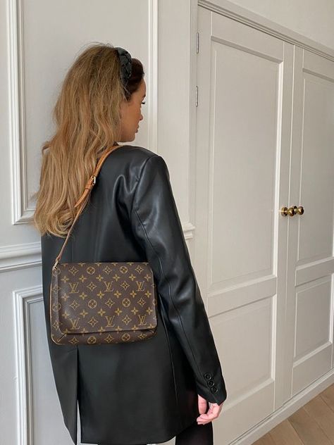 Louis Vuitton Bag Aesthetic, Vintage Bag Outfit, Wealthy Aesthetic, Bucket Bags Outfit, Vintage Lv Bag, Louis Vuitton Vintage Bag, Bag Wishlist, Bag Styling, Louis Vuitton Bag Outfit