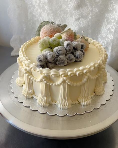 99 on Instagram: "Decorating with frosted fruits- a style that dates back to Victorian times 🍇 Inside, layers of angel-soft chocolate chiffon, whipped ganache, and whipped cream. It was a miracle the cake was able to hold up the decoration on top 🫣" Square Layer Cake, Frosted Bundt Cake, Mousse Cake Design, Chocolate Decorations For Cake, Butter Cream Cake Design, Cake With Fruit On Top, Artistic Wedding Cake, Chic Birthday Cake, Fruit Cream Cake