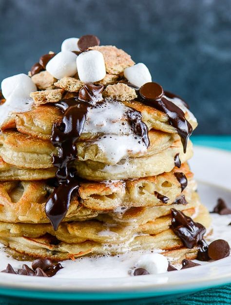 S’Mores Chocolate Chip Pancakes | Pancakes That Are Basically Dessert Pancake Protein, Marshmallow Syrup, Chocolate Chip Pancakes Recipe, Yummy Pancake Recipe, Flavored Pancakes, Chocolate Chip Pancakes, S'mores, Köstliche Desserts, How To Make Breakfast