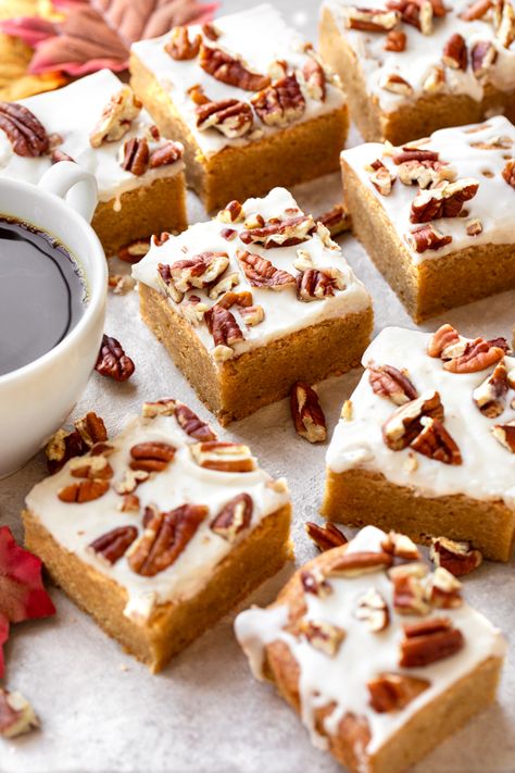 These maple pecan blondies are thick and chewy, and brimming with the rich, buttery flavor of maple and toasted pecans in every bite! | thecozyapron.com #maplepecanblondies #maplepecanblondiesrecipe Maple Pecan Blondies, Pecan Blondies Recipe, Wooden Cake Plate, Pecan Blondies, Apple Cinnamon Rolls, Blondies Recipe, Maple Pecan, Pumpkin Pancakes, Toasted Pecans