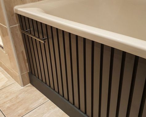 One of our customers used our cut to size slatted panelling to replace tiles on his bath panel and we are loving it! What a great idea! 🛀 Black Bath Panel Ideas, Wood Panel Bath, Wood Panelling In Bathroom, Wood Bath Panel, Wood Bathtub Surround, Bath Side Panel Ideas, Black Bath Panel, Diy Bath Panel, Bath Panelling