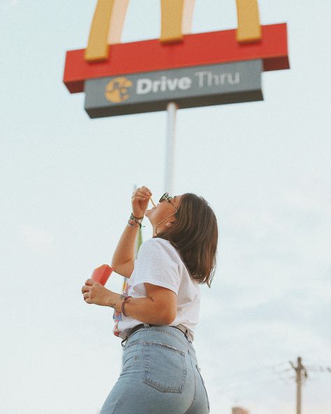 Fast Food Senior Pictures, Mcdonald's Photoshoot, Mcdonald’s Photoshoot, Mcdonald Photoshoot, Mcdonalds Photoshoot, Burger Photoshoot, Mcdonalds Vintage, Mcdonald's Aesthetic, Mc Donald