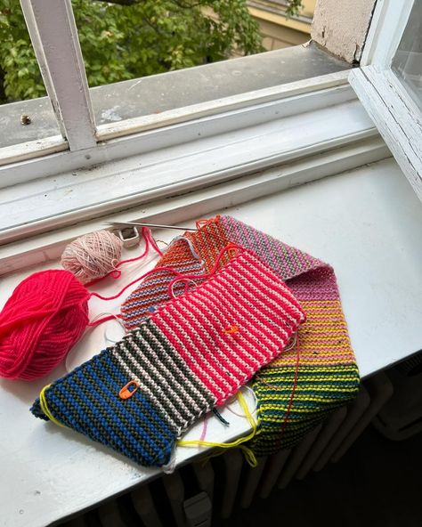 Lea 🤍 | loving all things scrappy 🤩🧚🧦🦄 #knitting #knittinginspo #knitspo #knitter #scrapyarn #scrappysocks #knittersofinstagram #stricken #yarn | Instagram Scrap Yarn Scarf Knit, Diy Knitted Scarf, Scrappy Knitting Projects, Yarn Scrap Projects, Crochet Scrap Yarn Projects, Scrap Yarn Projects, Yarn Aesthetic, Surviving Winter, Knitting Room