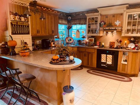 2000s Kitchen, Kitchens Aesthetic, Fall Nostalgia, 2000s Halloween, Shameless Dr, Midwest Kitchen, 90s House, Rustic Kitchen Ideas, 90s Home