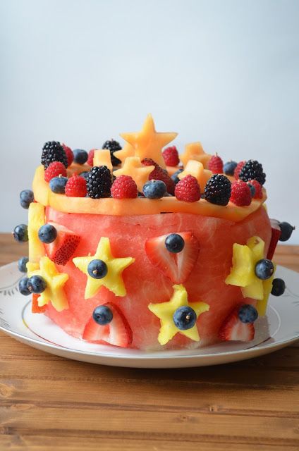 Raw Fruit Cake Doing this for all birthdays from now on !! Great idea!!!!! Cakes For Diabetics, Healthy Birthday Cake Alternatives, Cake Made Of Fruit, Paleo Birthday Cake, Birthday Cake Alternatives, Healthy Birthday Cakes, Fruit Birthday Cake, Fresh Fruit Cake, Birthday Cake With Photo