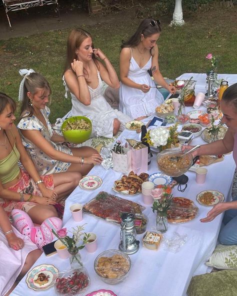 Back garden picnic party. #gardenparty #picnicideas #picnicfoodideas #aesthetic #summeraesthetic #friends #cottagecore #birthdaypartyideas #matildadjerf #food #diyideas #diy Backyard Picnic Party Aesthetic, Aesthetic Picnic Birthday Party, Garden Picnic Birthday Party, Garden Party Cottagecore, Picnic Summer Aesthetic, Garden Birthday Party Activities, Pastel Picnic Aesthetic, Floral Picnic Aesthetic, Birthday Aesthetic Activities