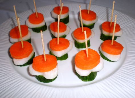 A tri color salad on skewers, made with cucumber, turnip, and carrots!! Turnip And Carrots, Salad Skewers, Indian Republic Day, Edible Crafts, Recipes Indian, Australia Day, Republic Day, Food Decoration, Skewers