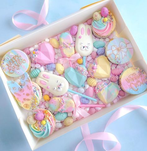 IG: @sweetmammatreats Easy Easter Cupcakes, Easter Themed Cakes, Easter Themed Treats, Easter Cupcakes Easy, Easter Sweet Treats, Lily Cake, Easter Treat Box, Easter Cooking, Dessert Cups Recipes