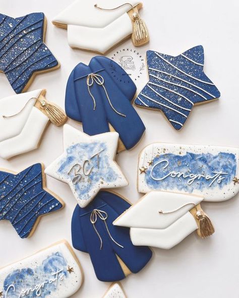 Geeji | Edible Artist on Instagram: "The sky is not the limit if you’re reaching for the starts 💙✨ . . . . . #graduationcookies #graduation #gradcookies #sugarcookies #cookies #sugarcookiesofinstagram #sugarcookiedecorating #decoratedcookies #sugarcookiemarketing #starcookies #royalicing #royalicingcookies #sprinkledbz #bakersofinstagram #bakersgonnabake #bakers" Star Cookies Decorated, Bridal Brunch Food, Grad Cookies, Best Royal Icing Recipe, Star Sugar Cookies, Nurse Cookies, Graduation Treats, Cookie Recipes Decorating, Sugar Cookie Royal Icing