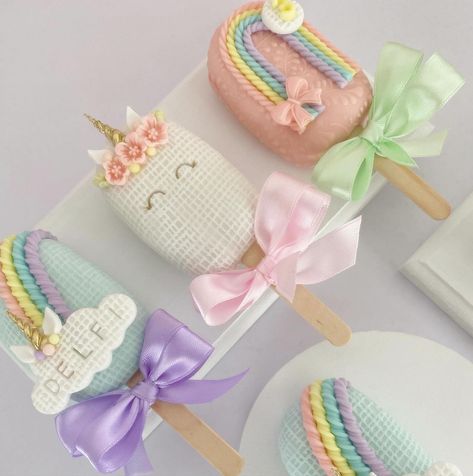 🌈Unicornios y pura magia🦄 Cookies, icepops, oreos y cakepops para Delfina en su cumpleaños! La estrella sin duda de este combo fue la oreo con el unicornio sentado!! Lo vieron?? 😍🦄 Gracias por confiar en mi trabajo 🫶🏻 July 28, Cakepops, Oreo, On Instagram, Instagram, Cake Pops