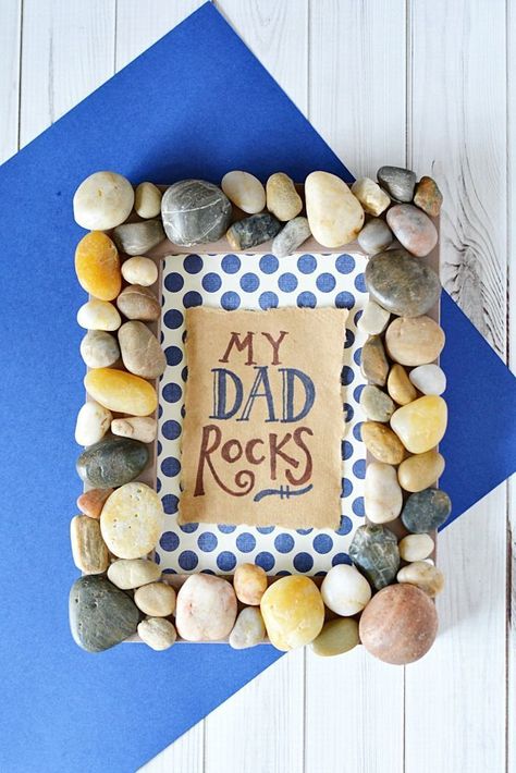 This My Dad Rocks frame is the perfect DIY Father’s Day Gift that dad could proudly display on his desk at work.  The items required can all be purchased at your local dollar store so it is the perfect budget friendly gift as well. #fathersdayideas #fathersday Diy Father's Day Crafts, Easy Fathers Day Craft, Kerajinan Diy, Hantverk Diy, Presente Diy, Diy Gifts For Dad, Diy Projektit, Ge Bort, Cool Fathers Day Gifts