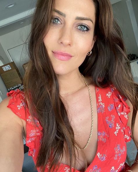 Becca Kufrin, Bachelor In Paradise, Podcast Host, Dates, Aura, Podcast, The Sun, Paradise, Split