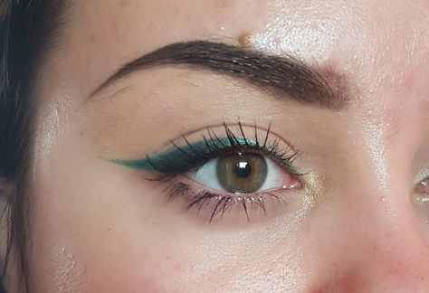 Simple Green Makeup Looks, Green Eyeliner Looks, Green Eyeliner Makeup, Cool Eyeliner Ideas, Trendy Eyeliner, Eyeliner Brown Eyes, Slay Makeup, Green Eyeliner, Concert Makeup