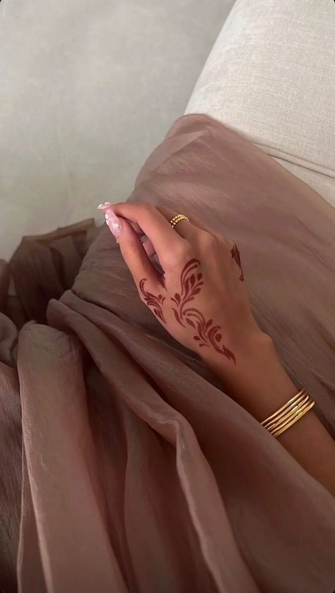 Minimal Henna Designs Simple, Hena Design Hand, Henna Minimal, Elegant Henna Designs, Henna Finger Designs, Minimalist Henna, Minimalist Mehendi, Henna Design Simple, Cute Henna Designs