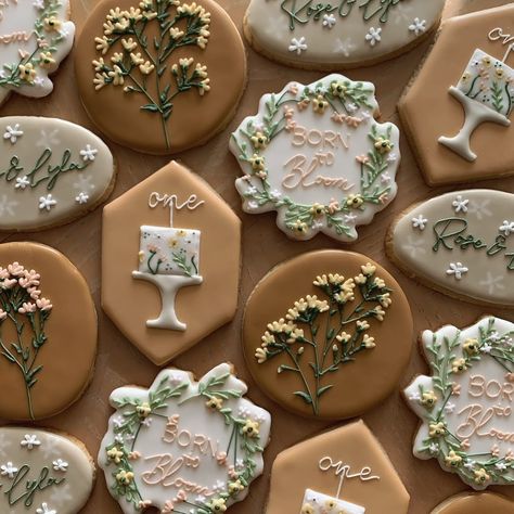 𝐀𝐋𝐘𝐒𝐒𝐀 𝐇𝐔𝐍𝐒𝐏𝐄𝐑𝐆𝐄𝐑 (@agoldenbarbiebakes) • Instagram photos and videos Wildflower Birthday, First Birthday Cookies, Bloom Baby, Flower Cookies, Birthday Flowers, Sugar Cookies, 1st Birthday, Sugar Cookie, Baby Shower