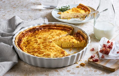 Enjoy this classic Quiche Lorraine recipe as a light lunch with a soup or salad or as the perfect savoury starter to a meal. Combination Microwave Convection Oven, Convection Microwave Cooking, Classic Quiche Lorraine, Classic Quiche, Steam Oven Recipes, Convection Oven Recipes, Quiche Lorraine Recipe, Microwave Baking, Combi Oven