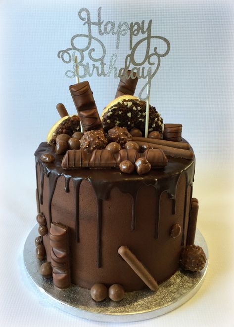 Chocolate Drip Cake Birthday, Chocolate Birthday Cake Decoration, Drip Cake Recipes, Candy Birthday Cakes, Chocolate Cake Designs, Chocolate Drip Cake, Chocolate Cake Decoration, Creative Cake Decorating, Dark Chocolate Cakes